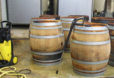 Vendanges 2007 Champagne Harvest - Nettoyage des barriques / barrels washing and cleaning - the day before